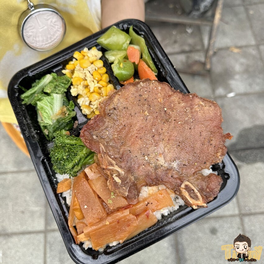 新竹市東區新竹林記手作便當 園區秘書訂外送便當的省錢救星！ 主菜加五個配菜統統95元！ 大雞腿大雞排都比臉大！ (菜單營業時間地址電話) - 跟著踢小米吃喝玩樂趣