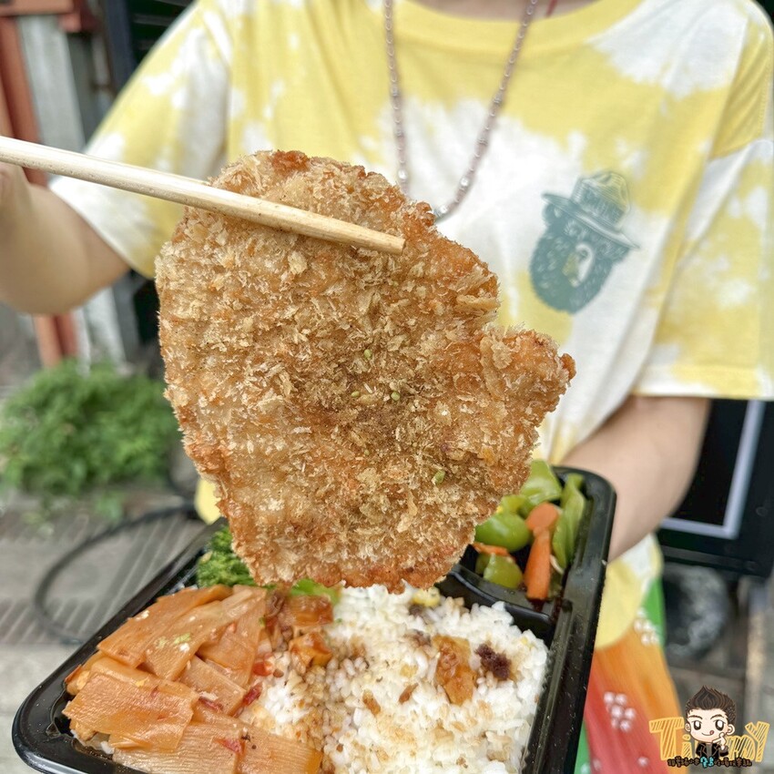 新竹市東區新竹林記手作便當 園區秘書訂外送便當的省錢救星！ 主菜加五個配菜統統95元！ 大雞腿大雞排都比臉大！ (菜單營業時間地址電話) - 跟著踢小米吃喝玩樂趣