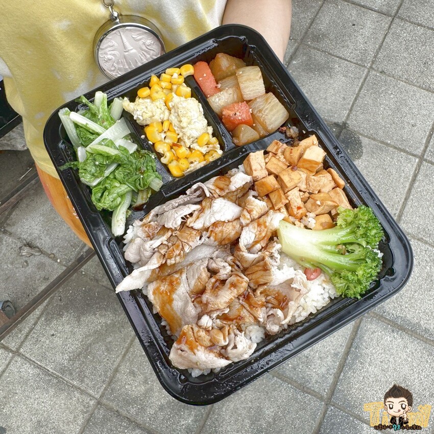 新竹市東區新竹林記手作便當 園區秘書訂外送便當的省錢救星！ 主菜加五個配菜統統95元！ 大雞腿大雞排都比臉大！ (菜單營業時間地址電話) - 跟著踢小米吃喝玩樂趣