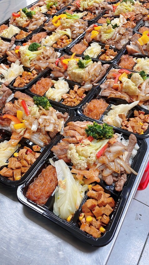 新竹市東區新竹林記手作便當 園區秘書訂外送便當的省錢救星！ 主菜加五個配菜統統95元！ 大雞腿大雞排都比臉大！ (菜單營業時間地址電話) - 跟著踢小米吃喝玩樂趣