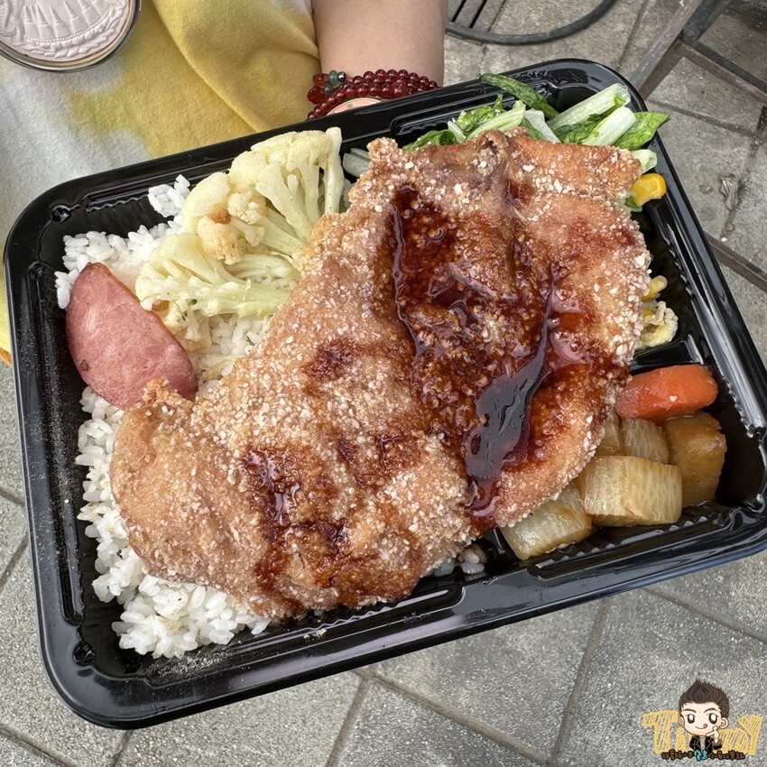 新竹市東區新竹林記手作便當 園區秘書訂外送便當的省錢救星！ 主菜加五個配菜統統95元！ 大雞腿大雞排都比臉大！ (菜單營業時間地址電話) - 跟著踢小米吃喝玩樂趣