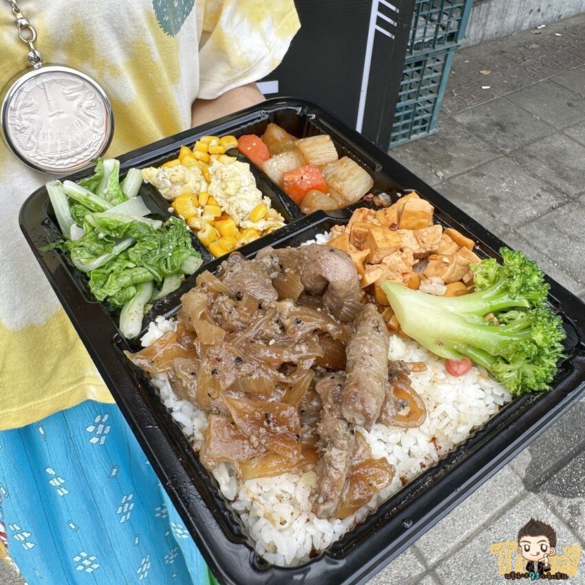 新竹市東區新竹林記手作便當 園區秘書訂外送便當的省錢救星！ 主菜加五個配菜統統95元！ 大雞腿大雞排都比臉大！ (菜單營業時間地址電話) - 跟著踢小米吃喝玩樂趣