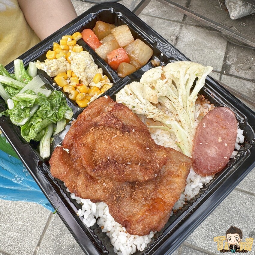 新竹市東區新竹林記手作便當 園區秘書訂外送便當的省錢救星！ 主菜加五個配菜統統95元！ 大雞腿大雞排都比臉大！ (菜單營業時間地址電話) - 跟著踢小米吃喝玩樂趣