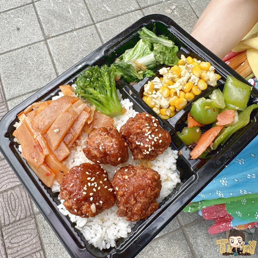 新竹市東區新竹林記手作便當 園區秘書訂外送便當的省錢救星！ 主菜加五個配菜統統95元！ 大雞腿大雞排都比臉大！ (菜單營業時間地址電話) - 跟著踢小米吃喝玩樂趣