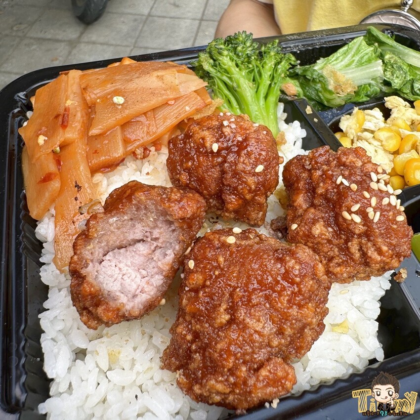 新竹市東區新竹林記手作便當 園區秘書訂外送便當的省錢救星！ 主菜加五個配菜統統95元！ 大雞腿大雞排都比臉大！ (菜單營業時間地址電話) - 跟著踢小米吃喝玩樂趣