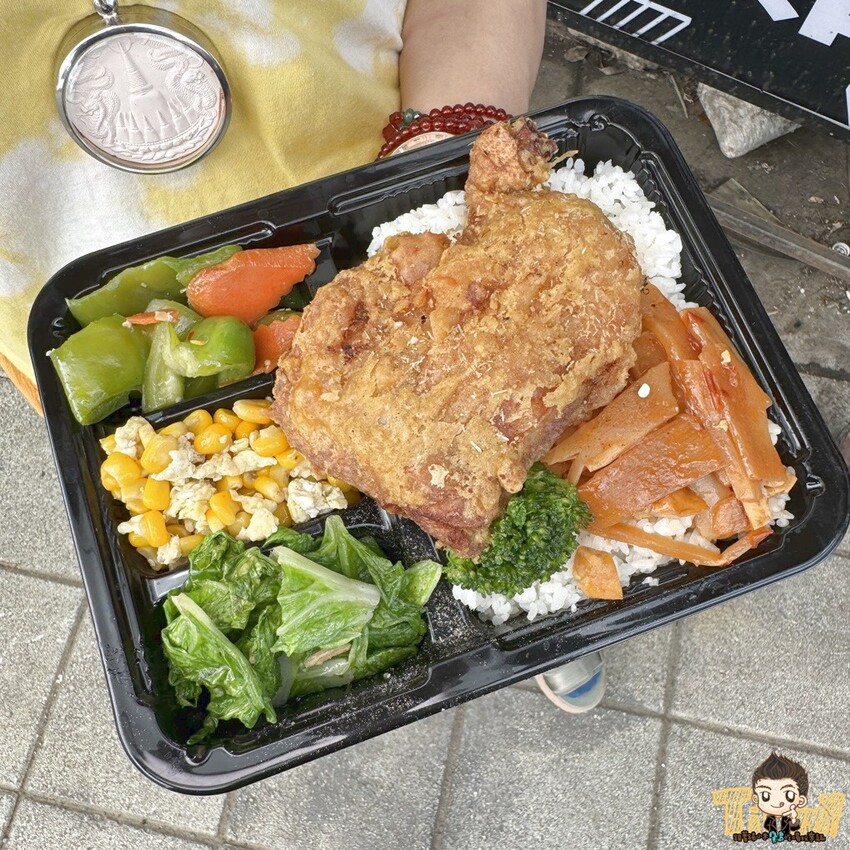 新竹市東區新竹林記手作便當 園區秘書訂外送便當的省錢救星！ 主菜加五個配菜統統95元！ 大雞腿大雞排都比臉大！ (菜單營業時間地址電話) - 跟著踢小米吃喝玩樂趣