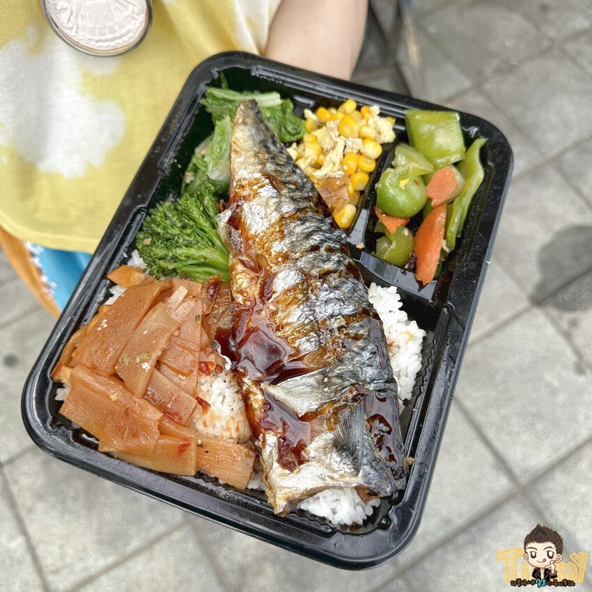 新竹市東區新竹林記手作便當 園區秘書訂外送便當的省錢救星！ 主菜加五個配菜統統95元！ 大雞腿大雞排都比臉大！ (菜單營業時間地址電話) - 跟著踢小米吃喝玩樂趣