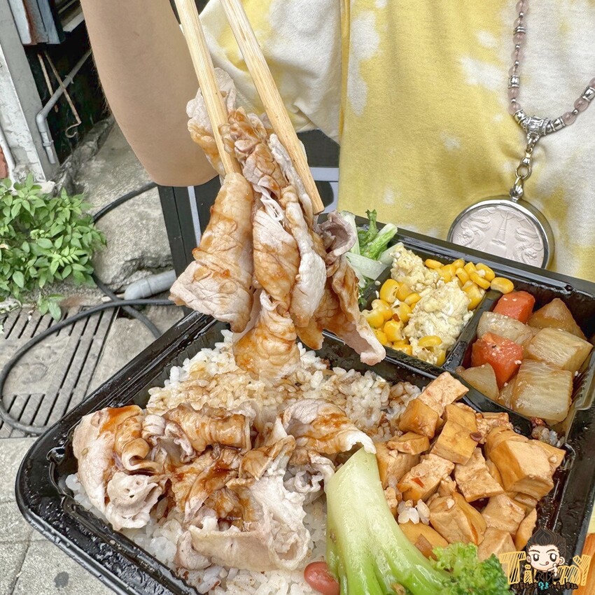 新竹市東區新竹林記手作便當 園區秘書訂外送便當的省錢救星！ 主菜加五個配菜統統95元！ 大雞腿大雞排都比臉大！ (菜單營業時間地址電話) - 跟著踢小米吃喝玩樂趣