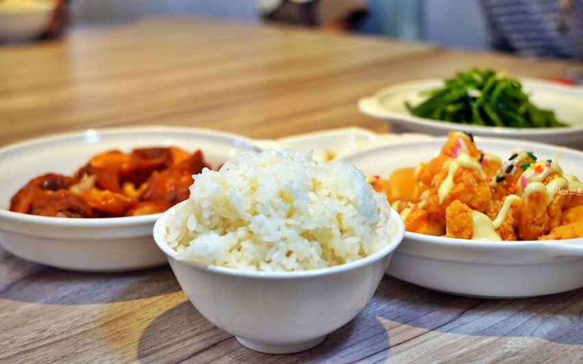 桃園超人氣熱炒店!平價88道菜任選「呷尬八八快炒」內用白飯吃到飽。