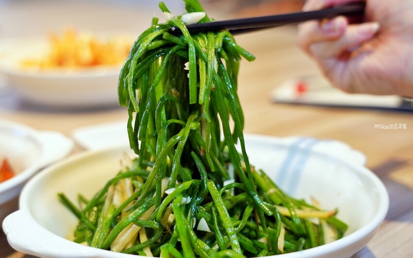 桃園超人氣熱炒店!平價88道菜任選「呷尬八八快炒」內用白飯吃到飽。