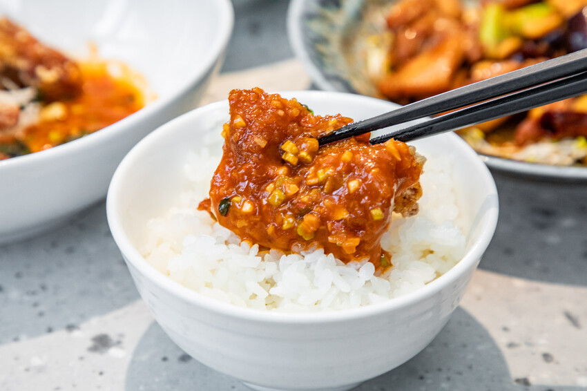 【石本石本女臣】信義區新開幕中式料理,軌道送餐炫酷體。