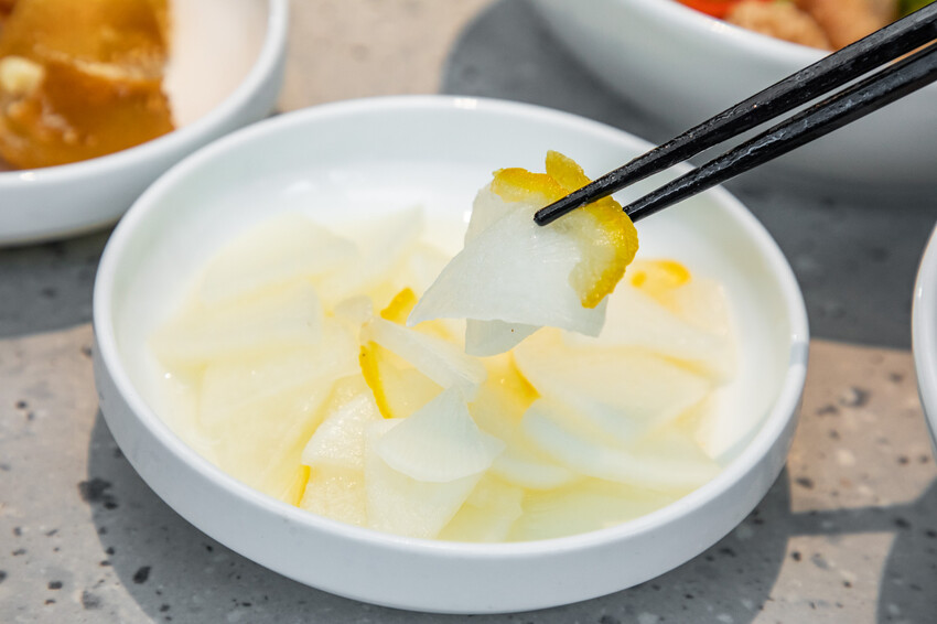 【石本石本女臣】信義區新開幕中式料理,軌道送餐炫酷體。