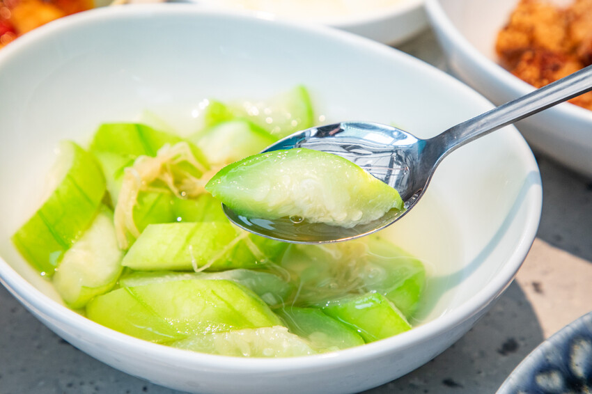 【石本石本女臣】信義區新開幕中式料理,軌道送餐炫酷體。