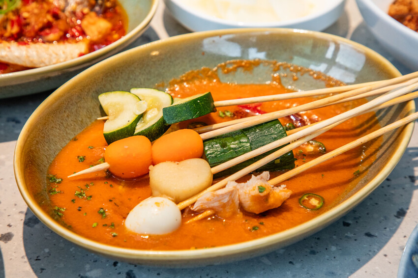 【石本石本女臣】信義區新開幕中式料理,軌道送餐炫酷體。