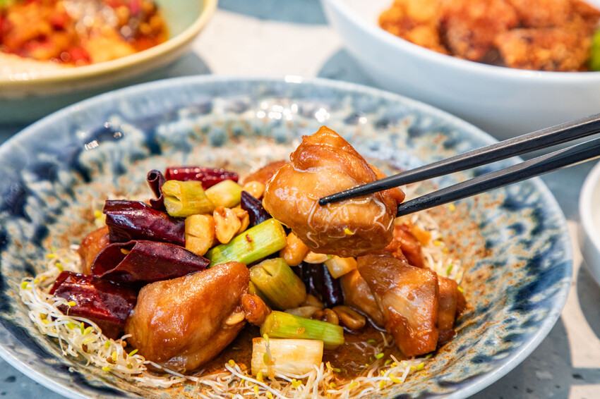 【石本石本女臣】信義區新開幕中式料理,軌道送餐炫酷體。