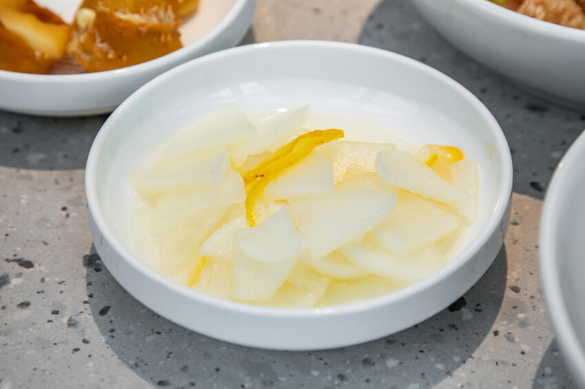 【石本石本女臣】信義區新開幕中式料理,軌道送餐炫酷體。