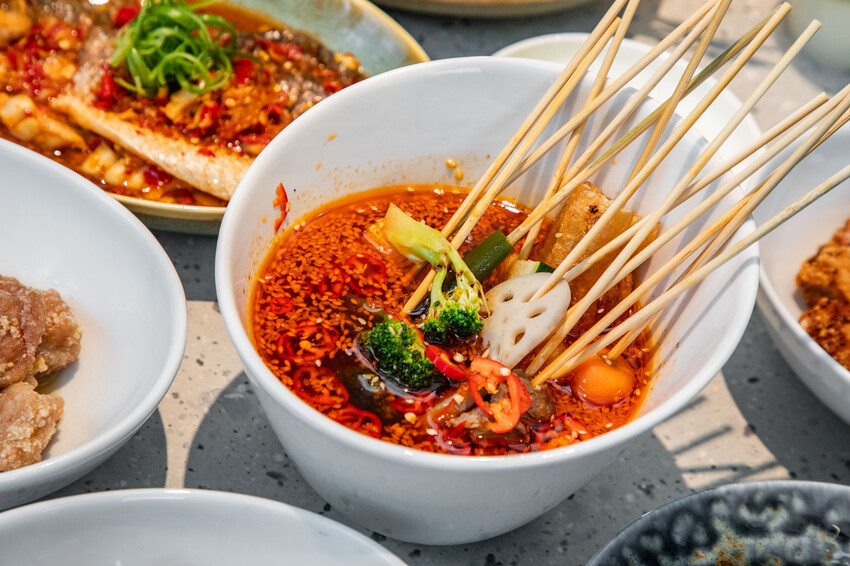 【石本石本女臣】信義區新開幕中式料理,軌道送餐炫酷體。