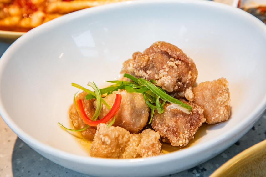 【石本石本女臣】信義區新開幕中式料理,軌道送餐炫酷體。