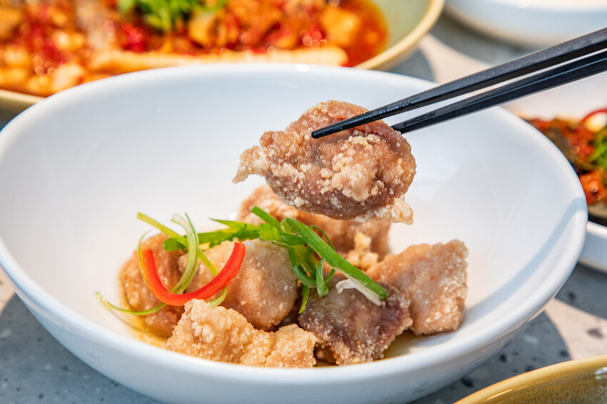 【石本石本女臣】信義區新開幕中式料理,軌道送餐炫酷體。