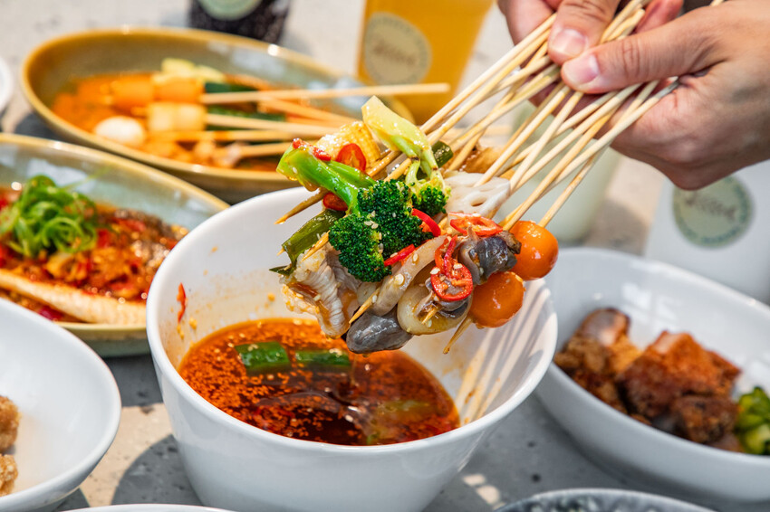 【石本石本女臣】信義區新開幕中式料理,軌道送餐炫酷體。