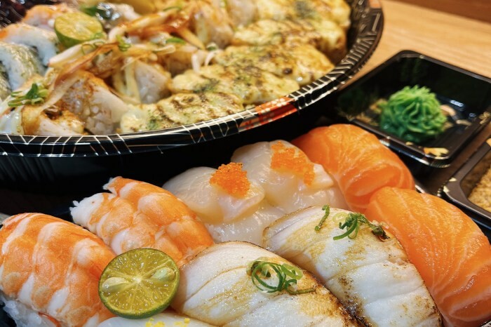 台南市中西區台南人才知道的在地小吃 ｜鳳姐鴨腿飯，整隻鴨腿去骨現切片鴨腿飯，一開門就直接完售！沒有提前排隊吃不到