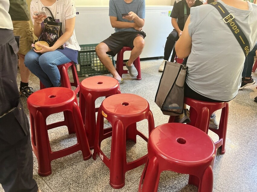 台南市中西區台南人才知道的在地小吃 ｜鳳姐鴨腿飯，整隻鴨腿去骨現切片鴨腿飯，一開門就直接完售！沒有提前排隊吃不到