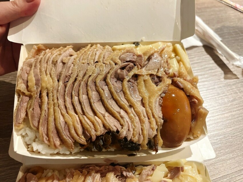 台南市中西區台南人才知道的在地小吃 ｜鳳姐鴨腿飯，整隻鴨腿去骨現切片鴨腿飯，一開門就直接完售！沒有提前排隊吃不到