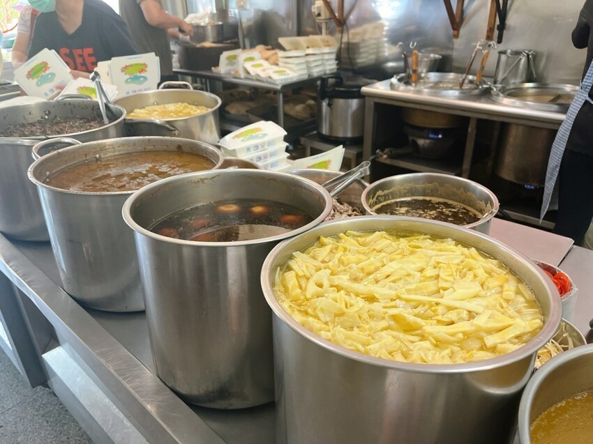 台南市中西區台南人才知道的在地小吃 ｜鳳姐鴨腿飯，整隻鴨腿去骨現切片鴨腿飯，一開門就直接完售！沒有提前排隊吃不到