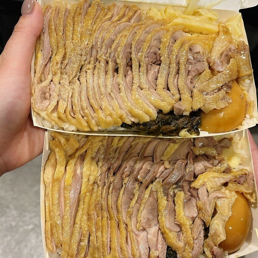台南市中西區台南人才知道的在地小吃 ｜鳳姐鴨腿飯，整隻鴨腿去骨現切片鴨腿飯，一開門就直接完售！沒有提前排隊吃不到