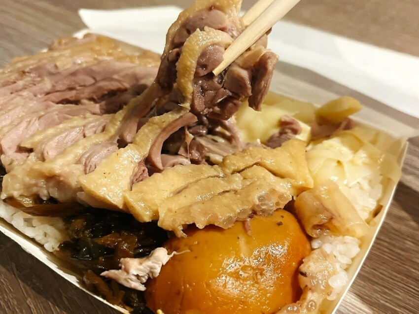 台南市中西區台南人才知道的在地小吃 ｜鳳姐鴨腿飯，整隻鴨腿去骨現切片鴨腿飯，一開門就直接完售！沒有提前排隊吃不到