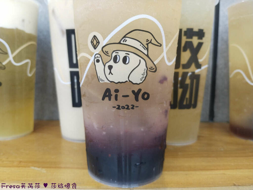 高雄市三民區高雄飲品【Ai-Yo哎呦愛玉】漂浮巨狗凍大升級！萌Ｑ愛玉＋檸檬爽勁！開心果奶蓋好喝濃郁│吉林街夜市│三民美食