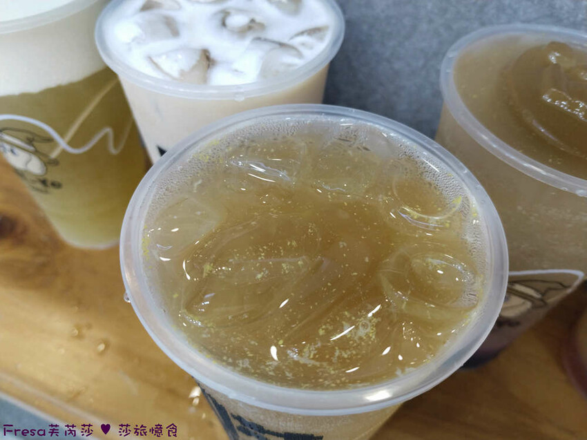 高雄市三民區高雄飲品【Ai-Yo哎呦愛玉】漂浮巨狗凍大升級！萌Ｑ愛玉＋檸檬爽勁！開心果奶蓋好喝濃郁│吉林街夜市│三民美食