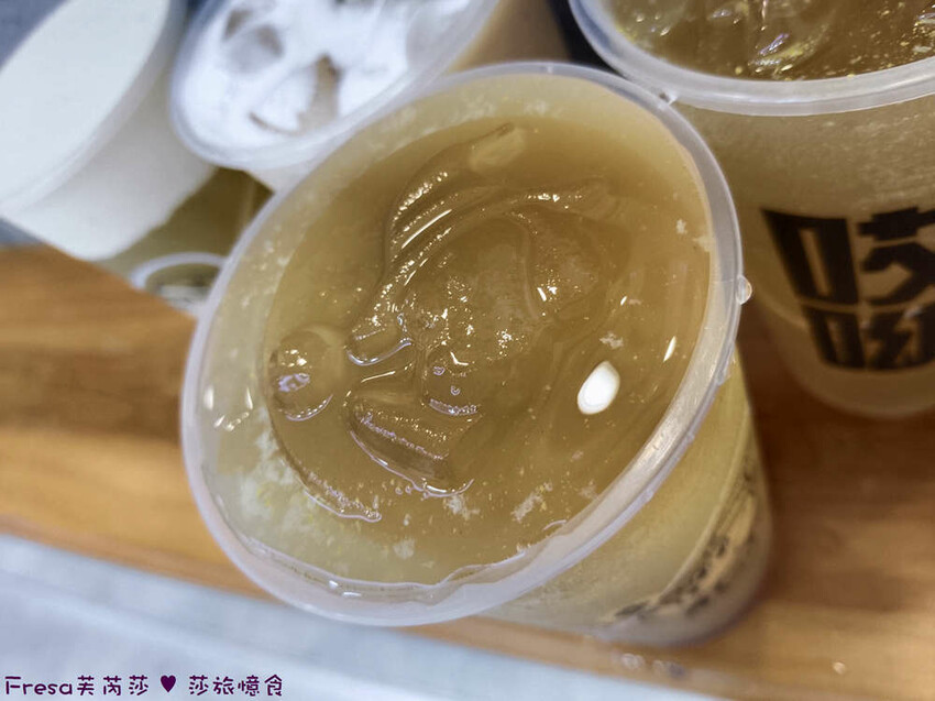 高雄市三民區高雄飲品【Ai-Yo哎呦愛玉】漂浮巨狗凍大升級！萌Ｑ愛玉＋檸檬爽勁！開心果奶蓋好喝濃郁│吉林街夜市│三民美食