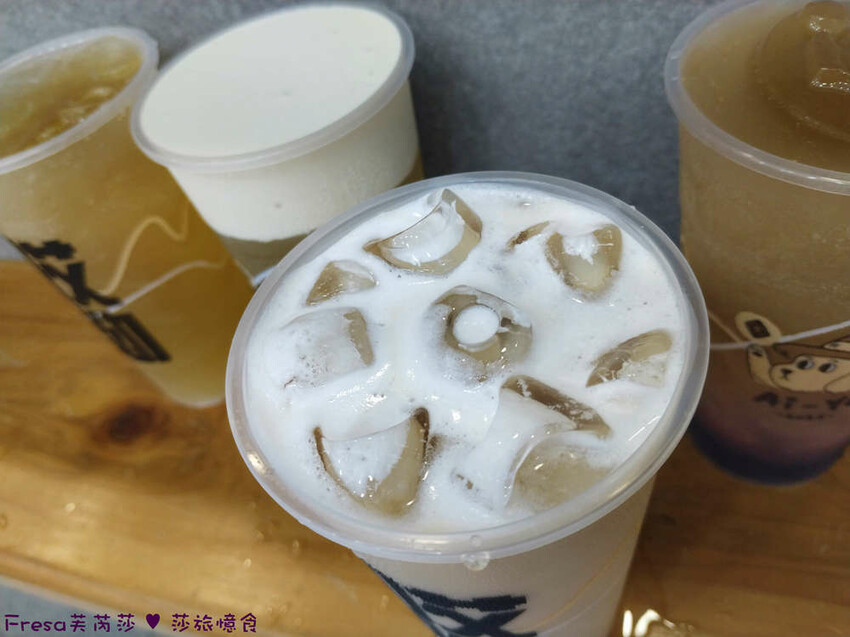 高雄市三民區高雄飲品【Ai-Yo哎呦愛玉】漂浮巨狗凍大升級！萌Ｑ愛玉＋檸檬爽勁！開心果奶蓋好喝濃郁│吉林街夜市│三民美食