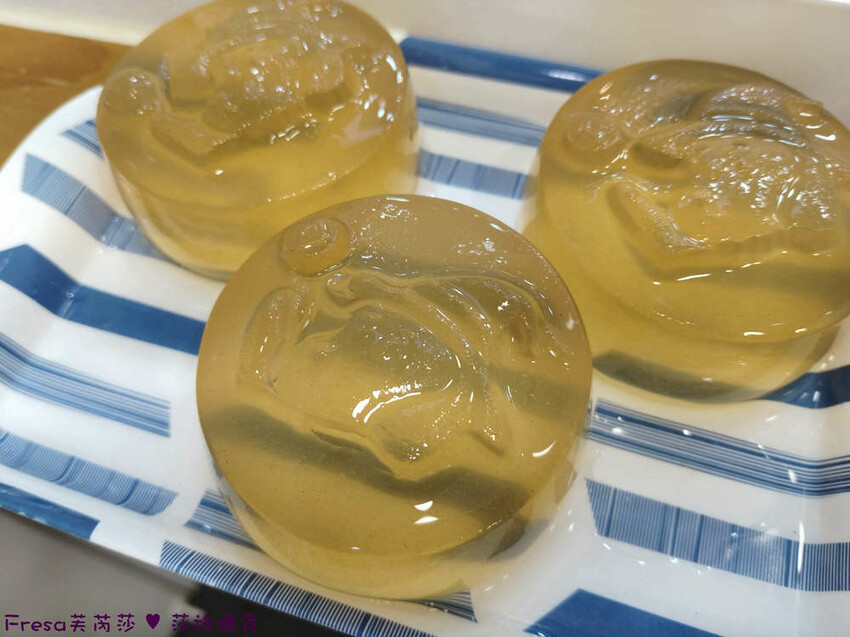 高雄市三民區高雄飲品【Ai-Yo哎呦愛玉】漂浮巨狗凍大升級！萌Ｑ愛玉＋檸檬爽勁！開心果奶蓋好喝濃郁│吉林街夜市│三民美食