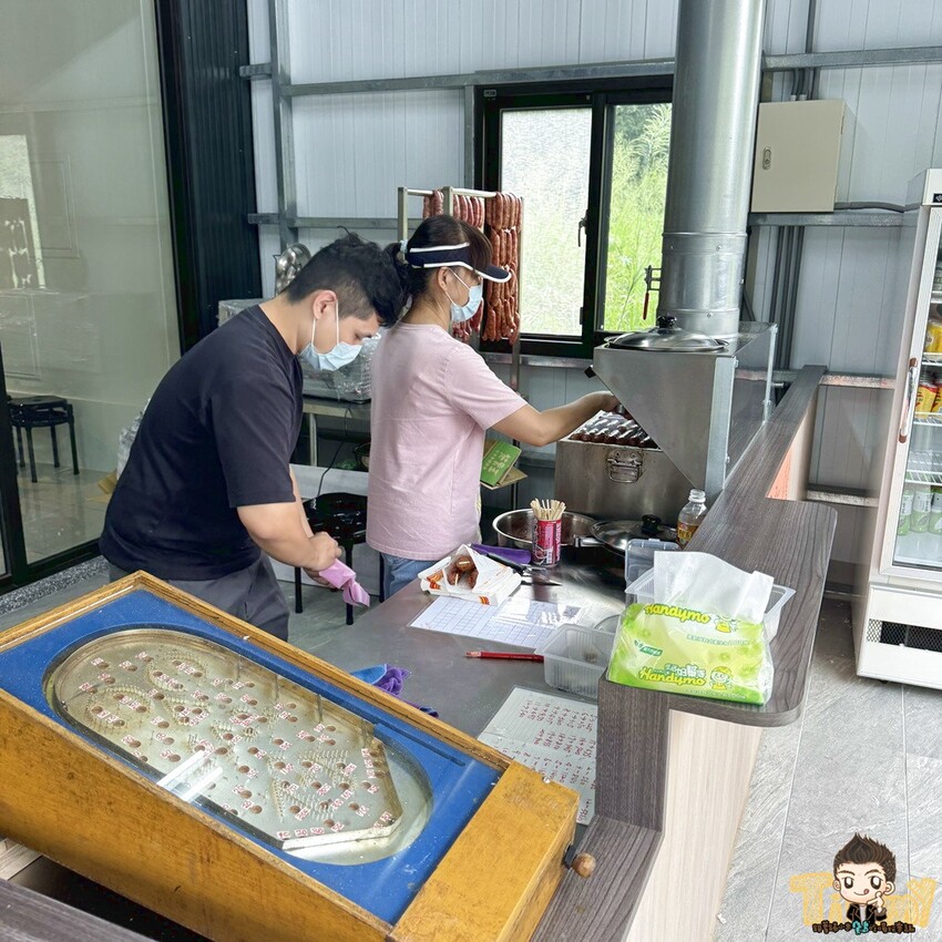 新竹市東區傳承三代超過五十年的青草湖木家香腸回歸囉🎉彈珠台打香腸最高可中四條香腸！- 跟著踢小米吃喝玩樂趣