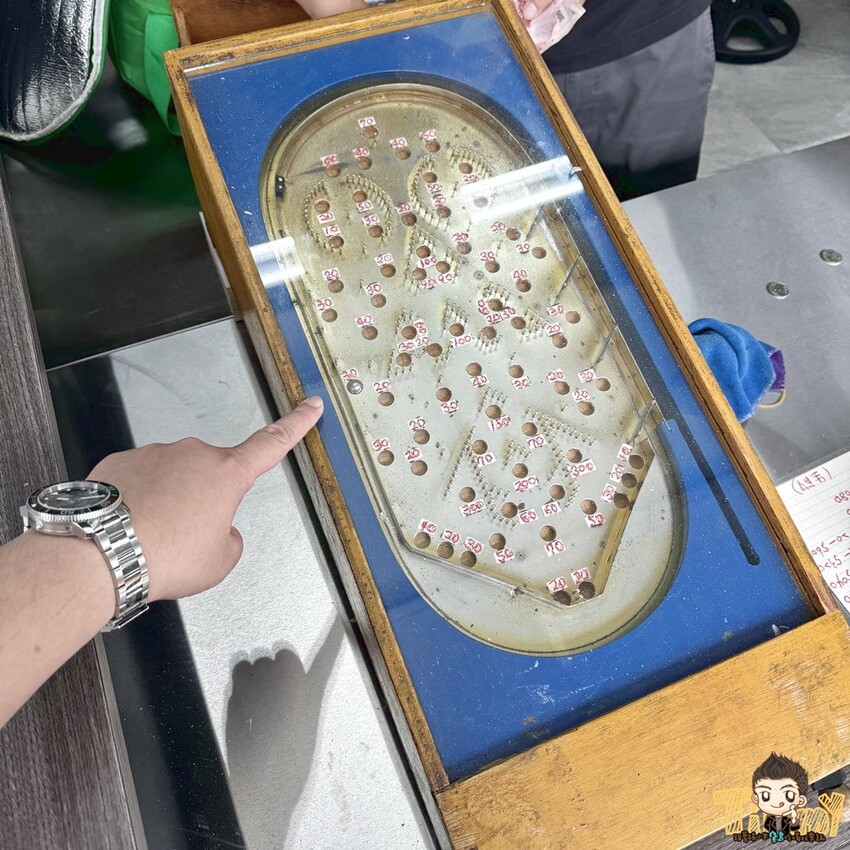 新竹市東區傳承三代超過五十年的青草湖木家香腸回歸囉🎉彈珠台打香腸最高可中四條香腸！- 跟著踢小米吃喝玩樂趣