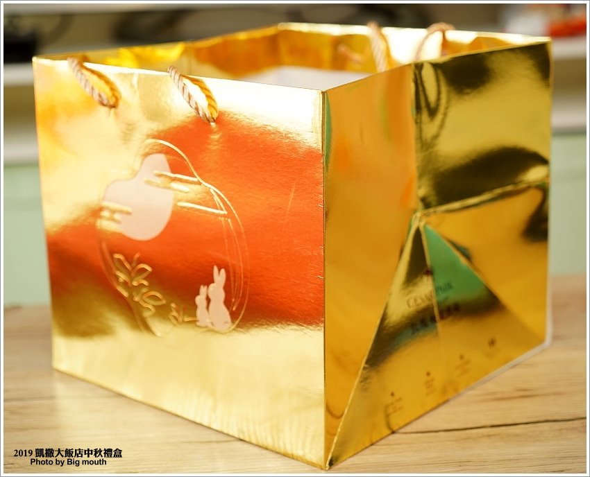 【2019中秋禮盒】凱撒大飯店經典廣式月餅「藏月禮盒」、台灣手搖茶飲創意口味「茗月禮盒」，送禮大器、好吃又好看!
