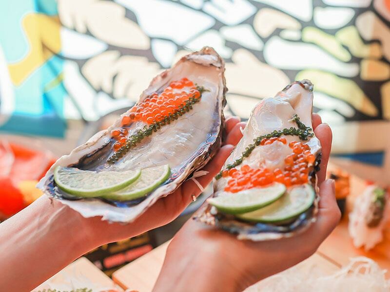 桃園新屋美食，永安漁港美食推薦，江戶壽司大生蠔超吸睛。