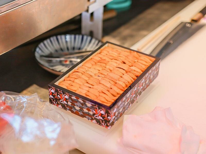 桃園新屋美食，永安漁港美食推薦，江戶壽司大生蠔超吸睛。