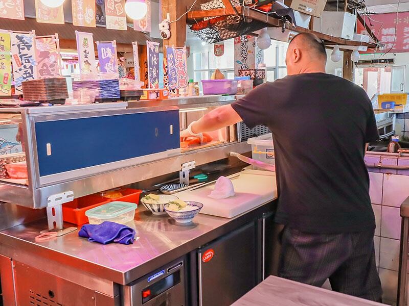 桃園新屋美食，永安漁港美食推薦，江戶壽司大生蠔超吸睛。