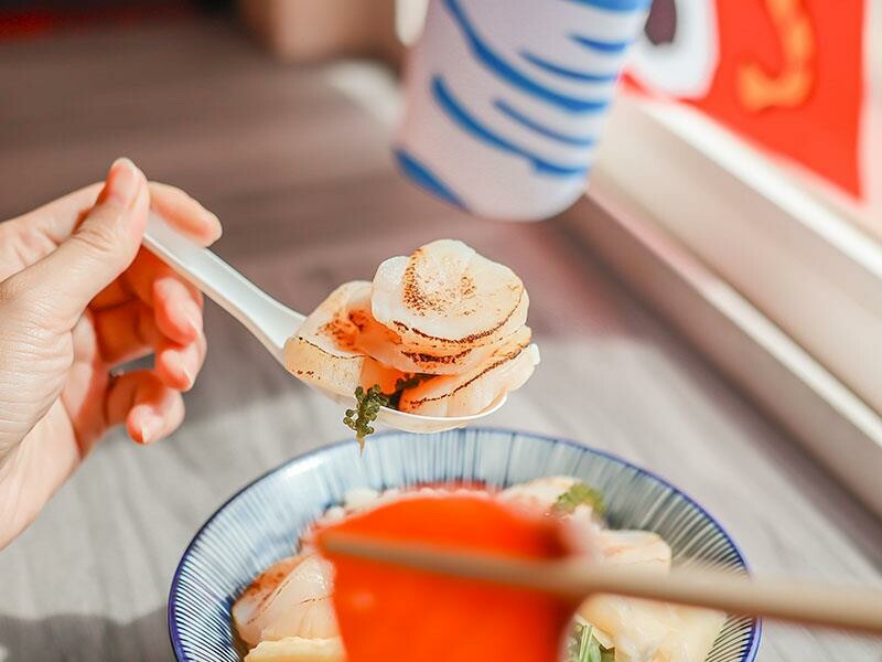 桃園新屋美食，永安漁港美食推薦，江戶壽司大生蠔超吸睛。
