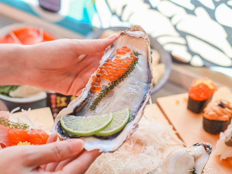 桃園新屋美食，永安漁港美食推薦，江戶壽司大生蠔超吸睛。