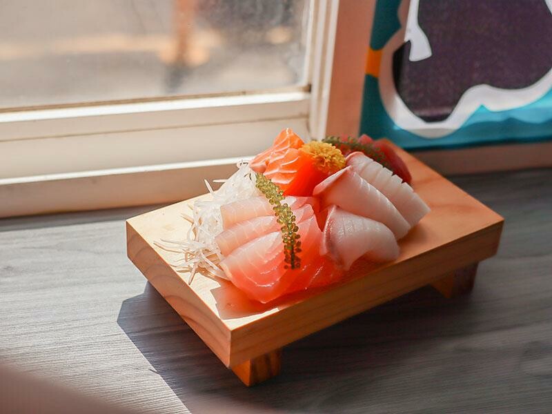 桃園新屋美食，永安漁港美食推薦，江戶壽司大生蠔超吸睛。