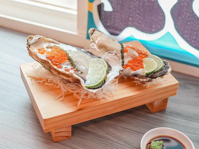 桃園新屋美食，永安漁港美食推薦，江戶壽司大生蠔超吸睛。