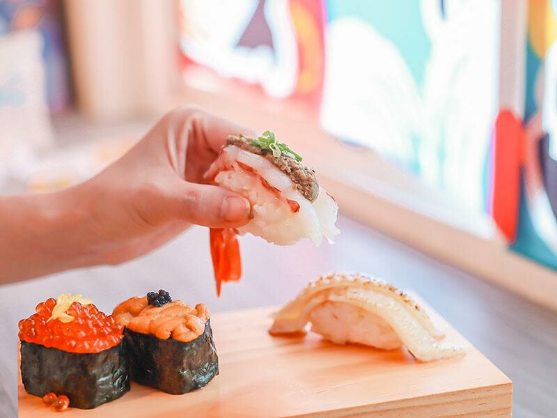 桃園新屋美食，永安漁港美食推薦，江戶壽司大生蠔超吸睛。