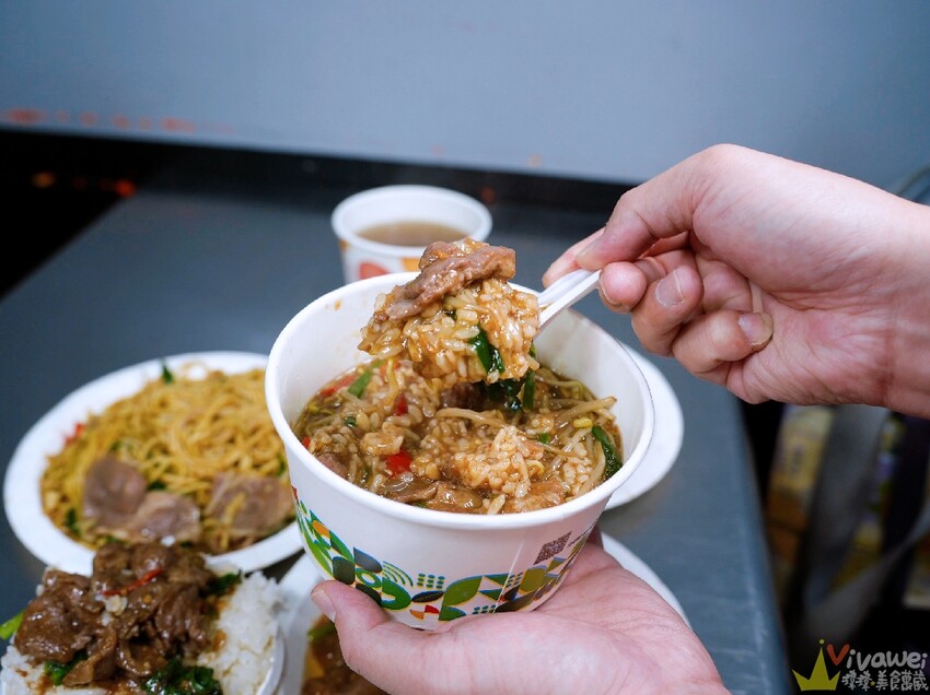 【南崁生炒羊肉】營業到凌晨三點的深夜美食！現炒的高CP值羊肉熱炒小吃～點炒麵＋燴飯共兩份可加購10元羊肉湯！