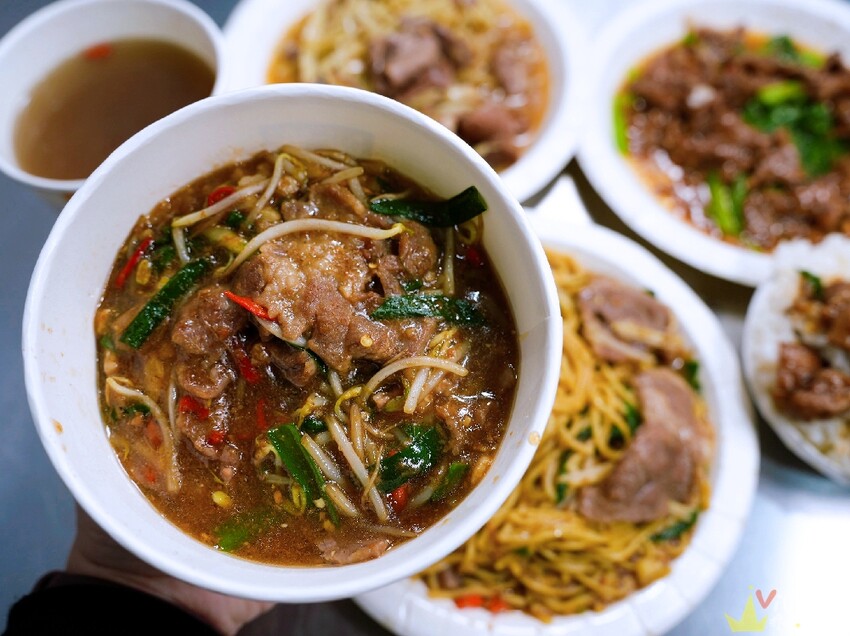 【南崁生炒羊肉】營業到凌晨三點的深夜美食！現炒的高CP值羊肉熱炒小吃～點炒麵＋燴飯共兩份可加購10元羊肉湯！