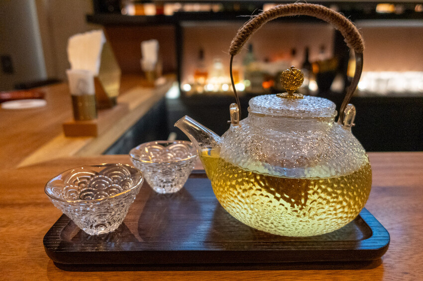 台北餐酒館「酒桃Sake Momo」牛肋串 鹹蛋黃拌麵必點推薦。