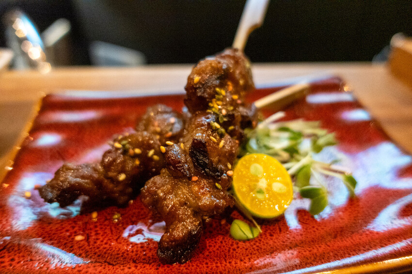 台北餐酒館「酒桃Sake Momo」牛肋串 鹹蛋黃拌麵必點推薦。